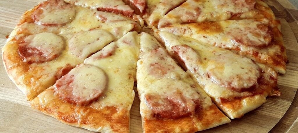 Vynikající pizza s tenkou kůrkou, vyrobená z kefíru. Rychlý recept!