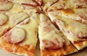 Vynikající pizza s tenkou kůrkou, vyrobená z kefíru. Rychlý recept!