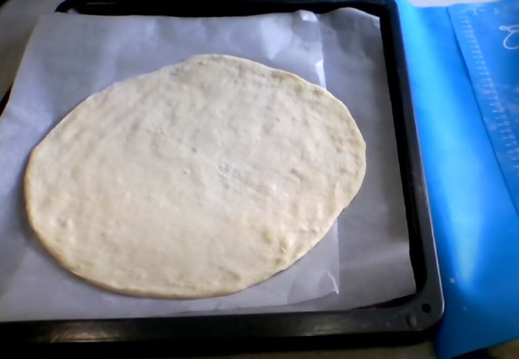 Vynikající pizza s tenkou kůrkou, vyrobená z kefíru. Rychlý recept!