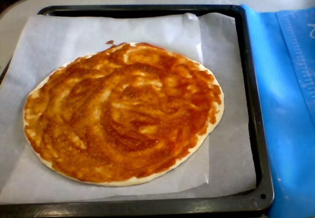 Vynikající pizza s tenkou kůrkou, vyrobená z kefíru. Rychlý recept!