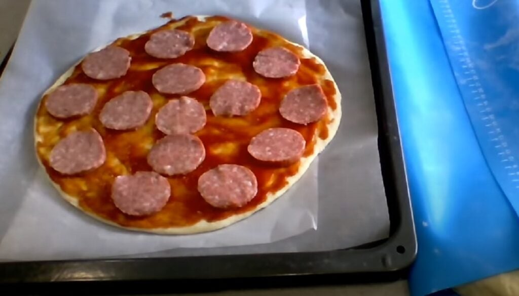 Vynikající pizza s tenkou kůrkou, vyrobená z kefíru. Rychlý recept!