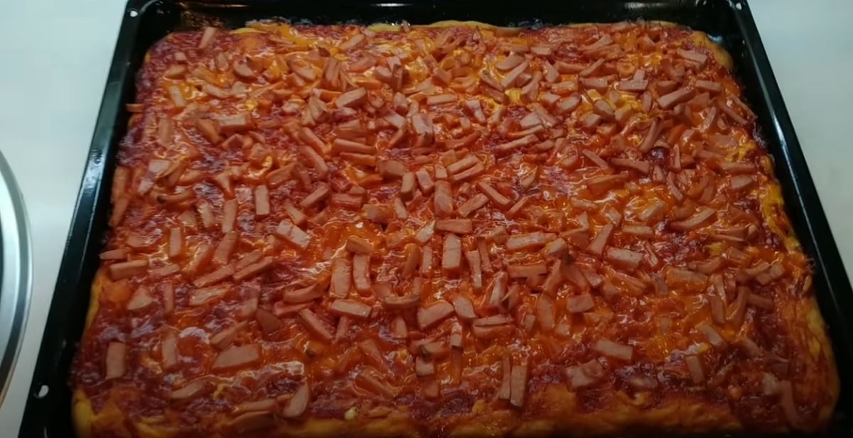 Rychlá pizza z polotekutého těsta připravená z kefíru (za 30 minut)!