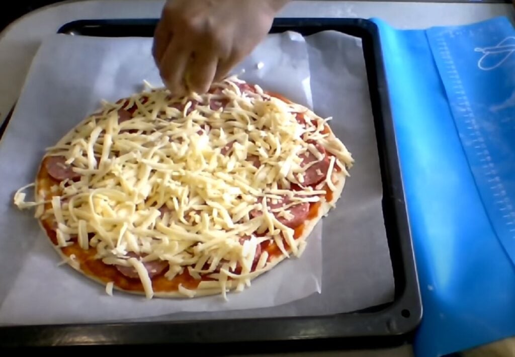 Vynikající pizza s tenkou kůrkou, vyrobená z kefíru. Rychlý recept!