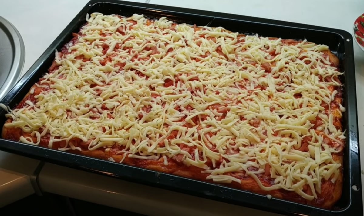 Rychlá pizza z polotekutého těsta připravená z kefíru (za 30 minut)!