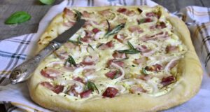 Pizza s brynzou a oravskou slaninou pro celou rodinu