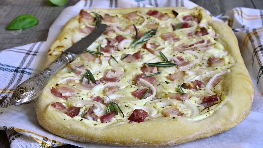 Pizza s brynzou a oravskou slaninou pro celou rodinu