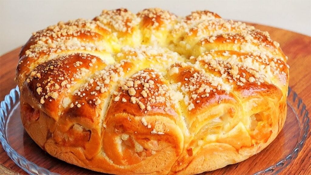 Domácí nadýchaný jablečný koláč z kynutého těsta - recept zde! 