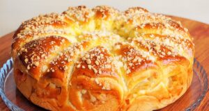 Domácí nadýchaný jablečný koláč z kynutého těsta – recept zde!