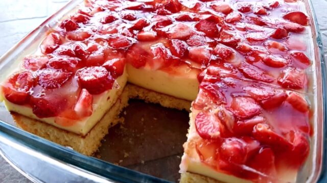 Dort s vanilkovým pudinkem, bílou čokoládou a jahodami!