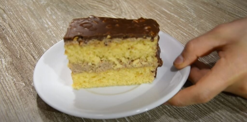 Nepopsatelná chuť! Báječný vanilkovo-kakaový dort s čokoládou a arašídy