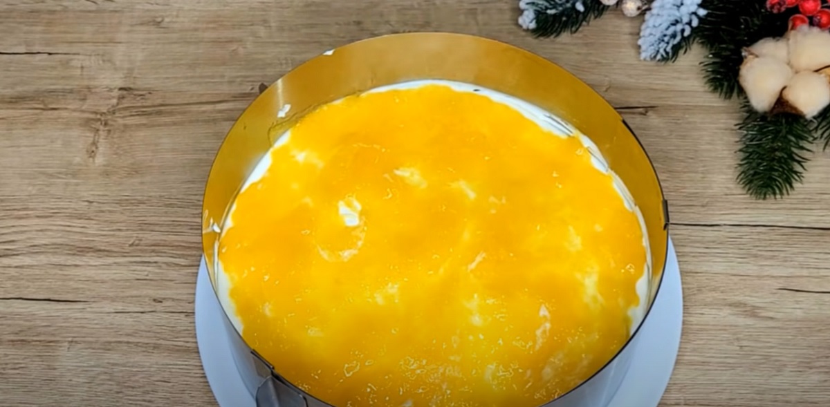 Lahodný dort s listovým těstem, pomeranči a krémem z řeckého jogurtu