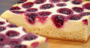 Zapůsobí na každého! Extra jemný tvarohový koláč s hříšnými třešněmi