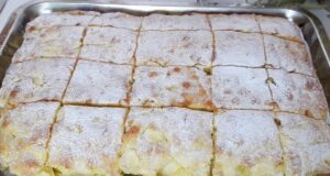 Recept na jednoduchý a mírně sladký jablečný koláč
