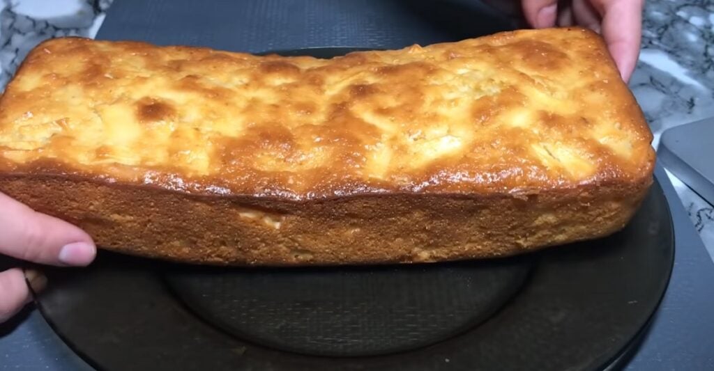 Nejjednodušší recept na jablečný koláč. Zůstane stejně čerstvé a chutné i druhý den!