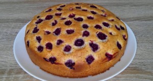Rychlý dort s třešněmi! Pokud nevíte co s třešněmi, máme pro vás skvelý recept Rychlý dort s třešněmi! Nevíte co s třešněmi? Máme pro vás skvelý recept, jak je dobrě využít! Originální a velmi jednoduché
