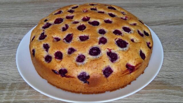 Rychlý dort s třešněmi! Nevíte co s třešněmi? Máme pro vás skvelý recept, jak je dobrě využít! Originální a velmi jednoduché Rychlý dort s třešněmi! Nevíte co s třešněmi? Máme pro vás skvelý recept, jak je dobrě využít! Originální a velmi jednoduché