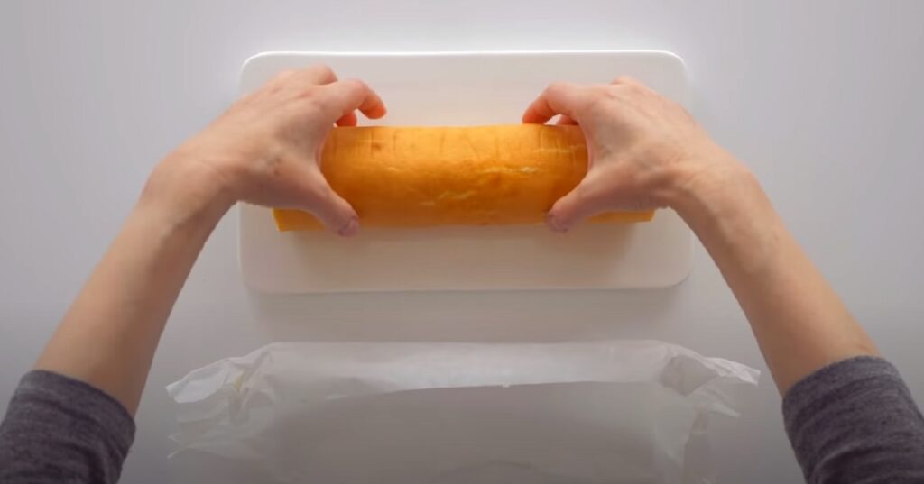 Jemná roláda se smetanovým sýrem. Jednoduchý dezert ze snadno dostupných surovin!