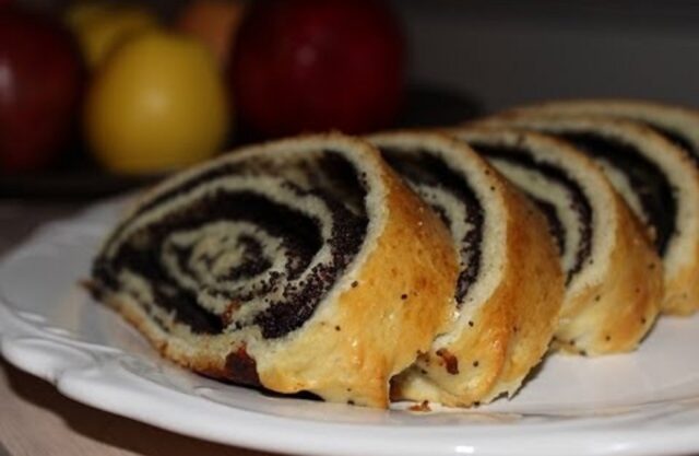 Maková roláda! Recept na vynikající domácí makovou roládu. Recept je velmi jednoduchý. Rolka je měkká a chutná, určite si na ní velmi pochutnáte a tenhle recept si zamilujete. Vhodná rolka ke kávě nebo čaji Maková roláda! Recept na vynikající domácí makovou roládu. Recept je velmi jednoduchý. Rolka je měkká a chutná, určite si na ní velmi pochutnáte a tenhle recept si zamilujete. Vhodná rolka ke kávě nebo čaji