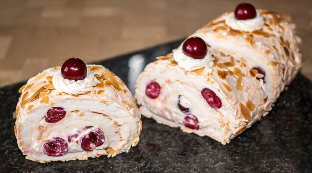 Marshmallow roláda se smetanovým sýrem, třešněmi a mandlovými lupínky!
