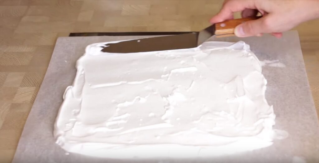Marshmallow roláda se smetanovým sýrem, třešněmi a mandlovými lupínky!