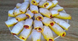 Chutné rohlíčky s ovocným džemem. Rychlý a jednoduchý recept Chutné rohlíčky s ovocným džemem! Rychlý a snadný recept! Vynikající, chutné a skvělé. Pro malé i velké