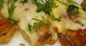 Masové závitky s nakládanými okurkami a sýrem – Dobrá alternativa k řízkům! Masové závitky s nakládanými okurkami a sýrem