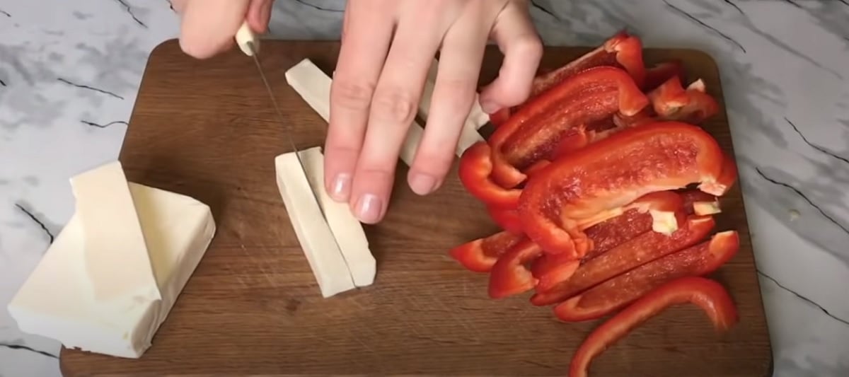 Kuřecí závitky se sladkou paprikou a taveným sýrem! Jěště jste to nezkusili? Na co čekáte? Skvělý recept na kuřecí závitky se sladkou paprikou a taveným sýrem