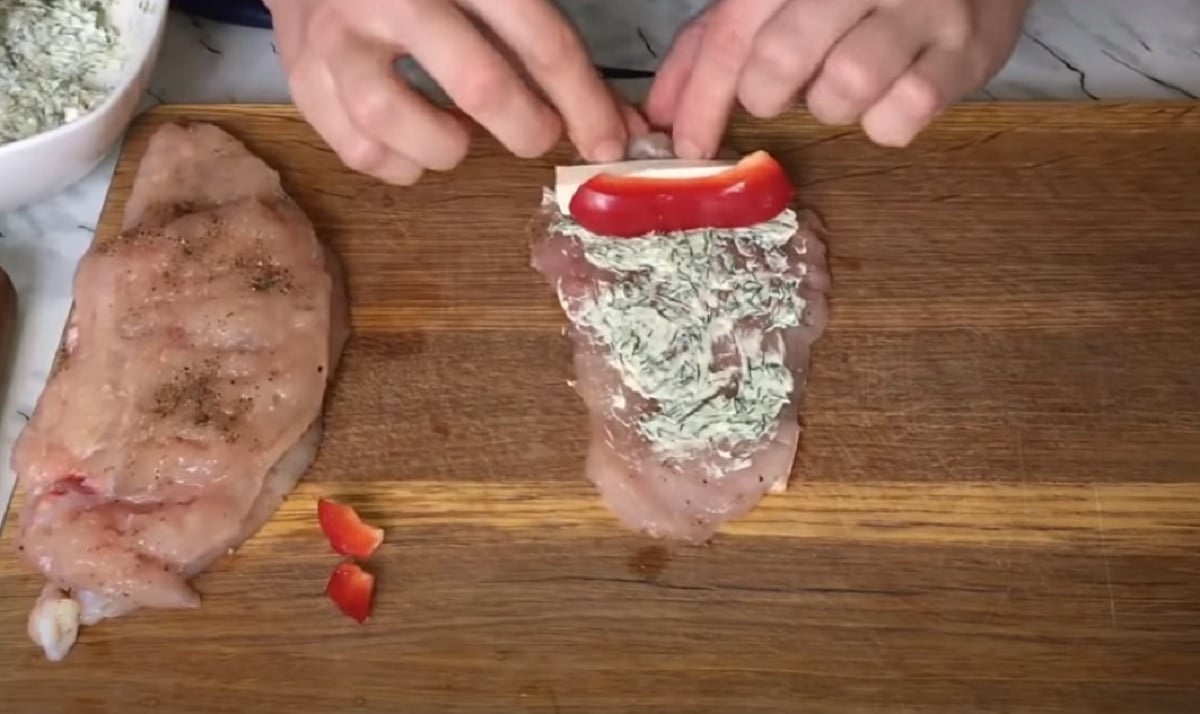 Kuřecí závitky se sladkou paprikou a taveným sýrem! Jěště jste to nezkusili? Na co čekáte? Skvělý recept na kuřecí závitky se sladkou paprikou a taveným sýrem