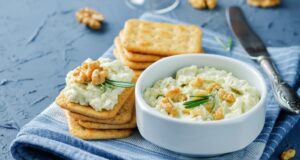 Lahodná nivní pomazánka s křupavými vlašskými ořechy Rychlé šíření nive, pomazánka pro milovníky pomazánek