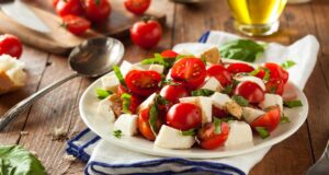 Italský salát Caprese podle originálního receptu: Krásný, svěží a plný chuti Italský salát Caprese podle originálního receptu: Krásný, svěží a plný chuti