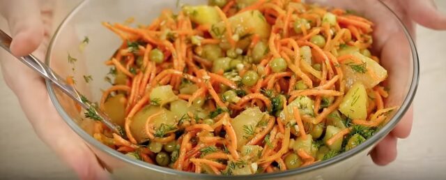 Salát z brambor, mrkve a hrášku Salát z brambor, mrkve a hrášku