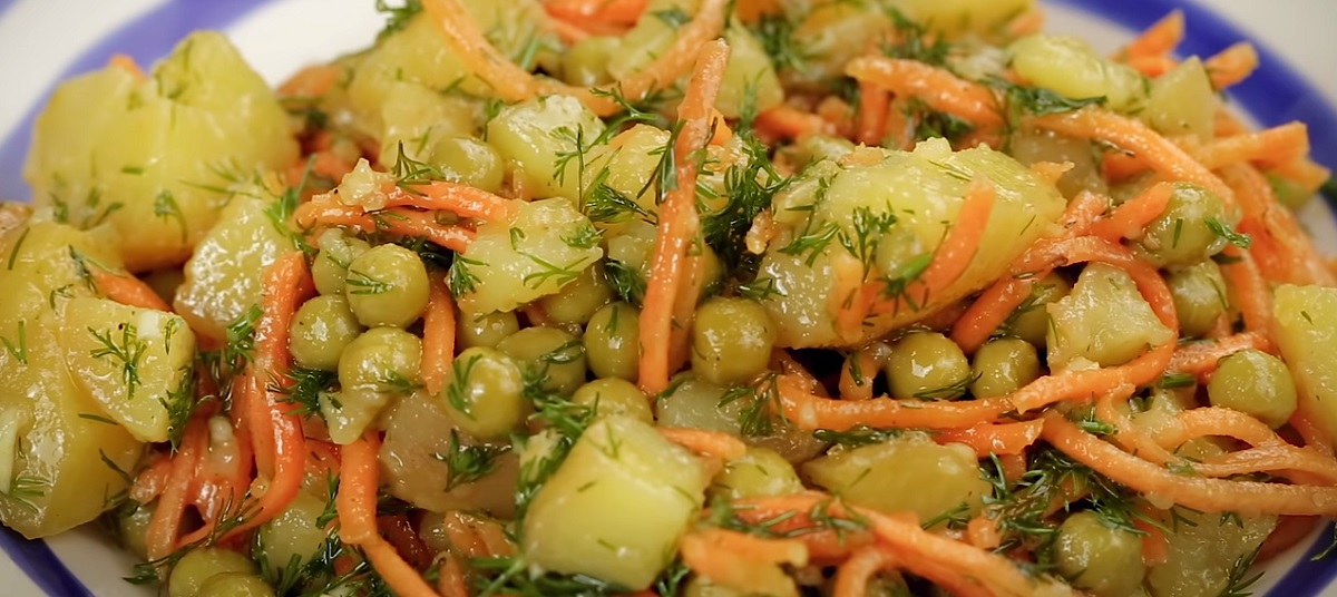 Salát z brambor, mrkve a hrášku