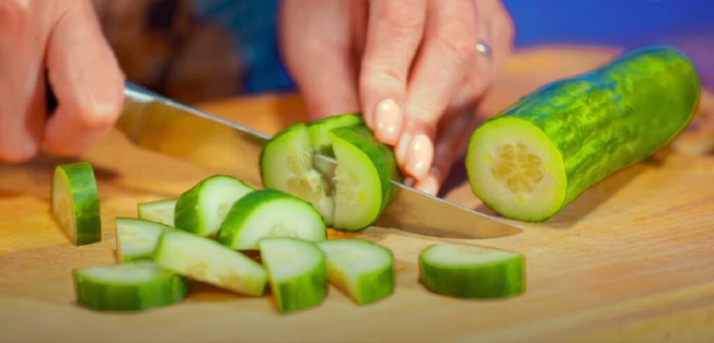 Vitaminová bomba! Krásně barevný rajčatový salát s okurkami a sladkou paprikou 