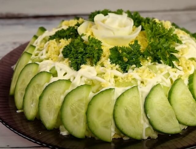 Salát s kuřecím masem a švestkami - netradiční, ale skvělá kombinace ingrediencí Salát s kuřecím masem a švestkami - netradiční, ale skvělá kombinace ingrediencí