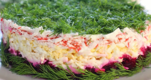Salát „Flamingo“ s červenou řepou a krabími tyčinkami – jen čtyři základní ingredience! Salát "Flamingo" s červenou řepou a krabími tyčinkami