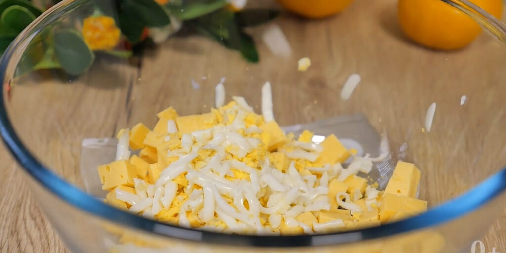 Netradiční salát s kuřecím masem, sýrem a ananasem