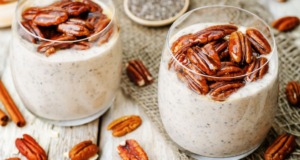 Skořicový chia pudink s karamelovými pekanovými ořechy Skořicový chia pudink s karamelovými pekanovými ořechy