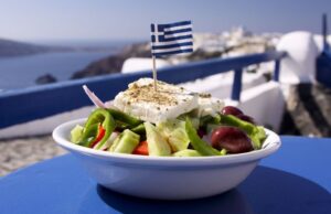 Pravý řecký salát - dokonalé spojení zeleniny, oliv a fety