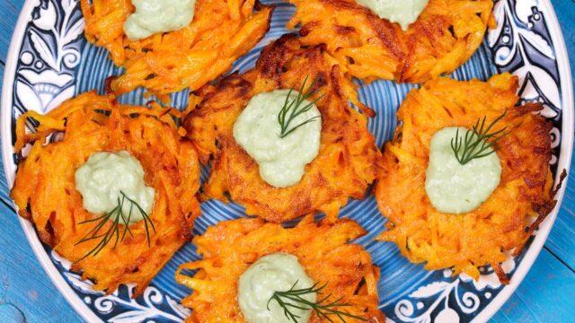 Placky ze sladkých brambor s pikantní avokádovou omáčkou