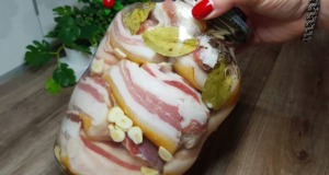Nakládaná slanina ve slaném nálevu s česnekem – tradiční recept Nakládaná slanina ve slaném nálevu s česnekem – tradiční recept