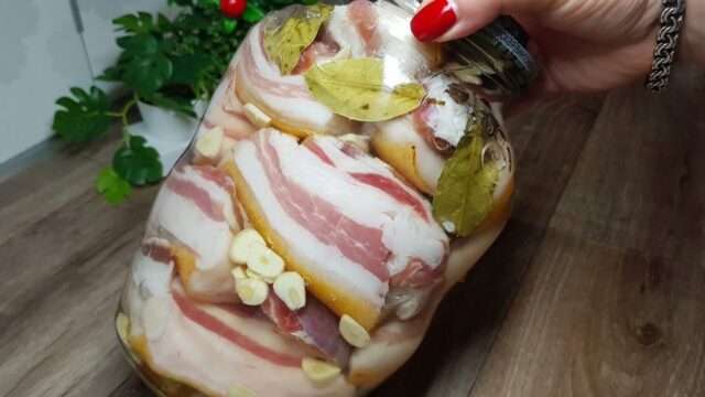 Nakládaná slanina ve slaném nálevu s česnekem – tradiční recept Nakládaná slanina ve slaném nálevu s česnekem – tradiční recept