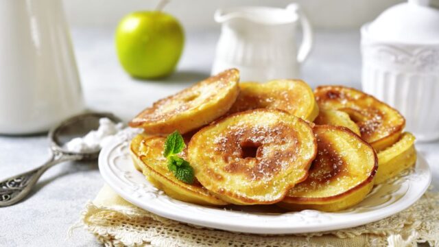 Sladká smažená jablka v těstíčku