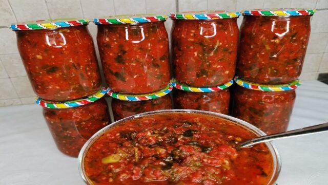 Rajčatová omáčka s česnekem a spoustou zeleniny (na zimu)!