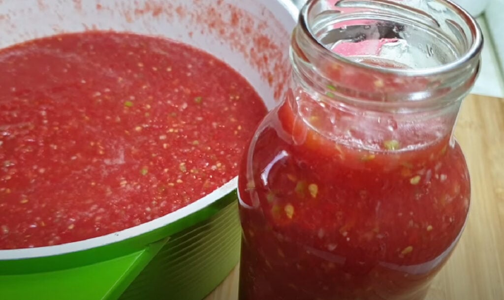 Žádné vaření! Aromatická a pikantní rajčatová omáčka s česnekem a chilli papričkami 