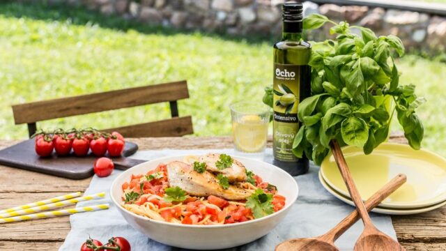 Špagety s rajčatovou omáčkou a šťavnatými kuřecími prsíčky