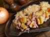 Strešenina - brambory s kysaným zelím a slaninou, jednuduché tradiční jídlo pro každého