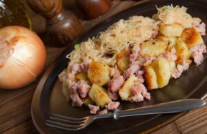 Strešenina - brambory s kysaným zelím a slaninou, jednuduché tradiční jídlo pro každého