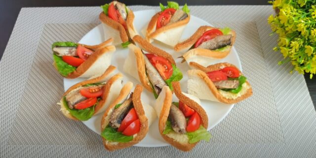 Neobvyklé tartiny se sýrem, cherry rajčaty a šproty! Čekáte návštěvu? Nevíte, co si máte připravit? Nabízíme vám tenhle recept! Návštěvu překvapíte originalitou tohoto receptu. Nakonec vás o něj požádají