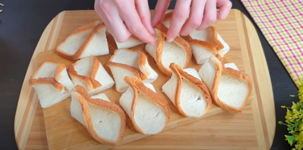 Neobvyklé tartiny se sýrem, cherry rajčaty a šproty! Čekáte návštěvu? Nevíte, co si máte připravit? Nabízíme vám tenhle recept! Návštěvu překvapíte originalitou tohoto receptu. Nakonec vás o něj požádají 