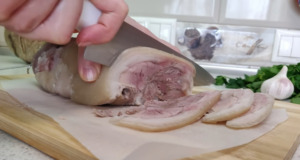 Vařené vepřové koleno s česnekem připravené podle tohoto receptu je skvělým předkrmem! Vařené vepřové koleno s česnekem